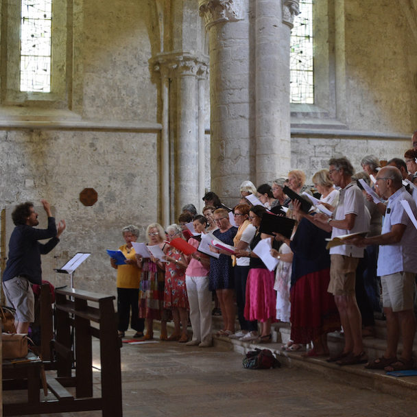 32 amateur singers have the chance to perform with Cantoría!